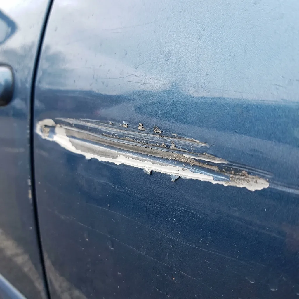 Makroaufnahme Lackkratzer Auto